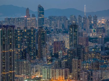 Canlı Kowloon şehri gece gökyüzünün altında aydınlandı