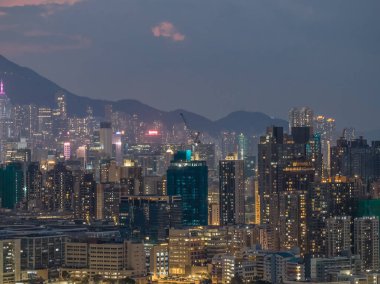 Canlı Kowloon şehri gece gökyüzünün altında aydınlandı