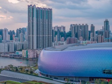 Modern stadyum Alacakaranlık Kowloon siluetinin altında aydınlandı