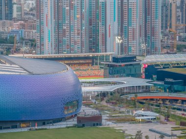 Modern stadyum Alacakaranlık Kowloon siluetinin altında aydınlandı