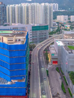 Modern ekspres yol canlı Kowloon Körfezi rıhtımından geçiyor