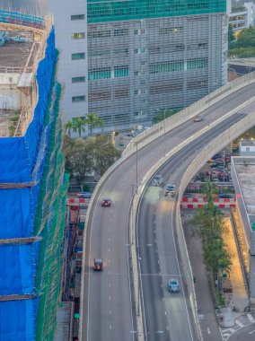 Modern ekspres yol canlı Kowloon Körfezi rıhtımından geçiyor