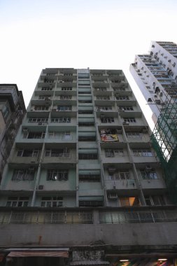 Mong Kok 'taki Peace Avenue' da orta katlı apartmanlar ve günlük yaşam.