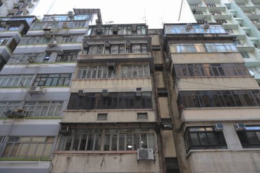 Günlük hayat, Mong Kok Bulvarı 'ndaki bir apartman bloğunun arka planında gözler önüne seriliyor.