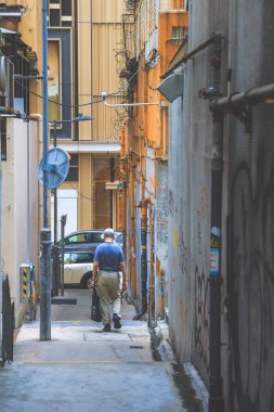 Mong Kok 'ta neon ışıkları ve kentsel dokuları olan gizli bir sokak.