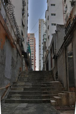 Mong Kok 'ta neon ışıkları ve kentsel dokuları olan gizli bir sokak.