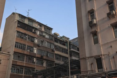 Konut binaları ve günlük huzur caddesinin tipik koşuşturması, Mong Kok.
