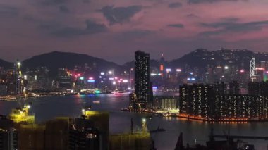 Hareketli Kowloon Caddeleri Canlı Şehir Skyline 'ı, 19 Ekim 2025