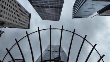 Şehir Merkezinde Spiral Paslanmaz Çelik Heykel, 11 Ekim 2025