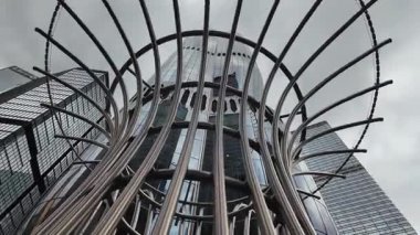 Şehir Merkezinde Spiral Paslanmaz Çelik Heykel, 11 Ekim 2025