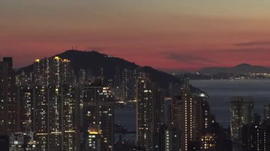 Modern Hong Kong Şehir Bölgelerini Bağlayan Tren, 3 Ekim 2025