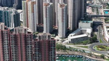 Tseung Kwan O 'daki Modern Konut Kuleleri, 4 Ekim 2025