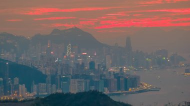 Sunset City 'de çarpıcı bir Hong Kong silueti.