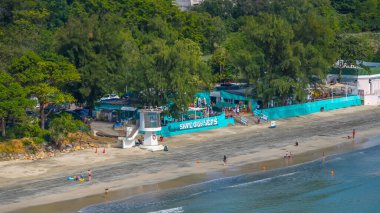 Pui O 'da dağları olan manzaralı plaj manzarası.