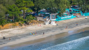 Pui O 'da dağları olan manzaralı plaj manzarası.