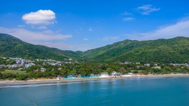 Pui O 'da dağları olan manzaralı plaj manzarası.