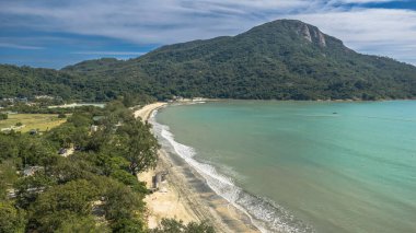 Pui O 'da dağları olan manzaralı plaj manzarası.