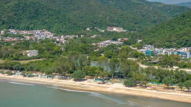 Pui O 'da dağları olan manzaralı plaj manzarası.