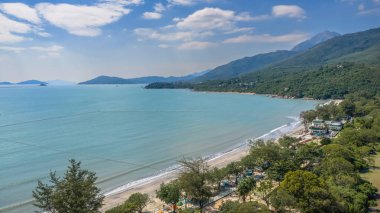 Pui O 'da dağları olan manzaralı plaj manzarası.