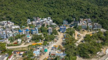 Pui O 'da doğa ile çevrili kırsal köy manzarası
