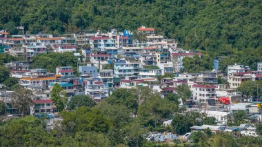 Pui O 'da doğa ile çevrili kırsal köy manzarası