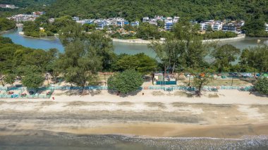 Pui O 'da dağları olan manzaralı plaj manzarası.