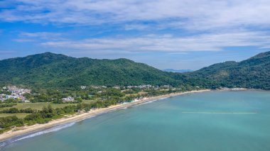 Pui O 'da dağları olan manzaralı plaj manzarası.