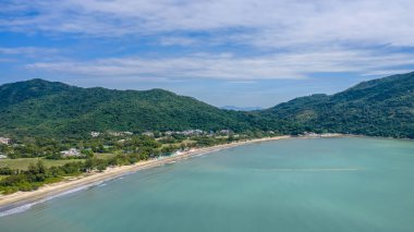 Pui O 'da dağları olan manzaralı plaj manzarası.