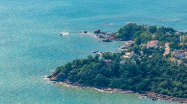 Tropikal günbatımı manzaralı huzurlu bir sahil köyü.