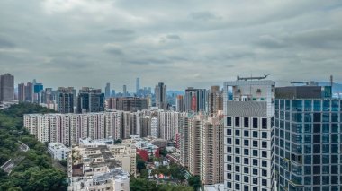 Hong Kong Adası 'ndaki Quarry Körfezi' nde yüksek binalar.