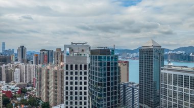Hong Kong Adası 'ndaki Quarry Körfezi' nde yüksek binalar.