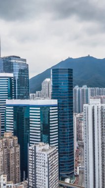 Zarif iç hatları olan çağdaş iş lobisi alanı