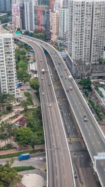 Hong Kong 'da deniz manzaralı şehir otoyolu.