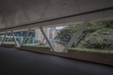 Camdan köprü manzaralı kentsel ufuk çizgisi