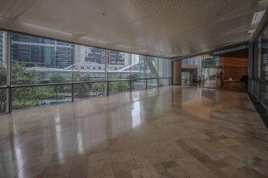 Şehir görünümü modern ofis lobisi penceresi tarafından çerçevelenmiştir