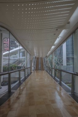 Zarif iç hatları olan çağdaş iş lobisi alanı