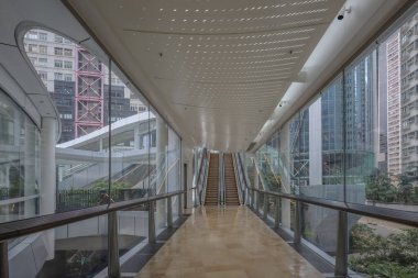 Zarif iç hatları olan çağdaş iş lobisi alanı