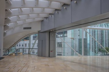 Zarif iç hatları olan çağdaş iş lobisi alanı