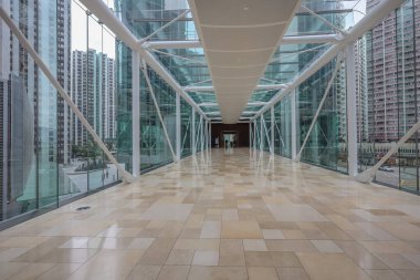 Zarif iç hatları olan çağdaş iş lobisi alanı