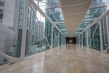 Zarif iç hatları olan çağdaş iş lobisi alanı