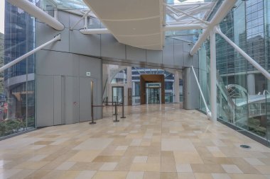 Zarif iç hatları olan çağdaş iş lobisi alanı