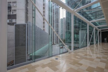 Zarif iç hatları olan çağdaş iş lobisi alanı