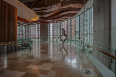 İç avluda kıvrımlı, soyut bir kum saati heykeli var.