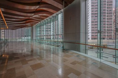 Şehir görünümü modern ofis lobisi penceresi tarafından çerçevelenmiştir