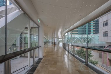 Zarif iç hatları olan çağdaş iş lobisi alanı