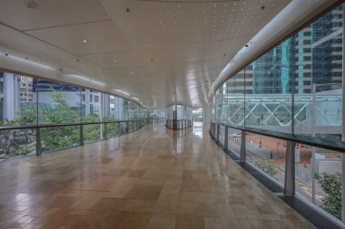 Zarif iç hatları olan çağdaş iş lobisi alanı