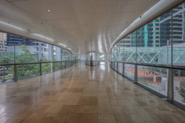 Zarif iç hatları olan çağdaş iş lobisi alanı