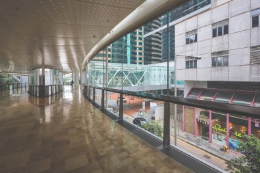 Zarif iç hatları olan çağdaş iş lobisi alanı