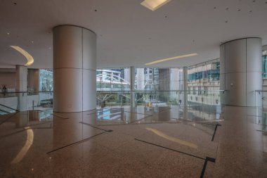 Şehir görünümü modern ofis lobisi penceresi tarafından çerçevelenmiştir