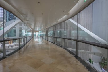 Zarif iç hatları olan çağdaş iş lobisi alanı